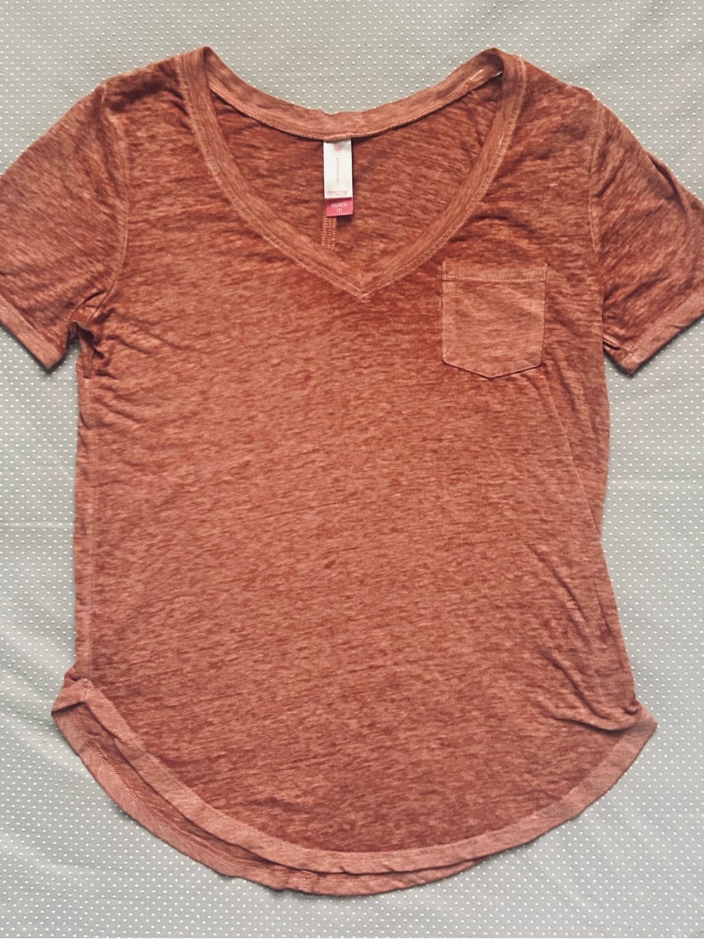No Boundaries Women’s V-Neck Short Sleeve Pocket Tee - Rust